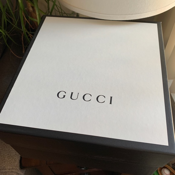 ⛔️SOLD⛔️Authentic GUCCI Leopard Faux fur turns - Picture 7 of 8